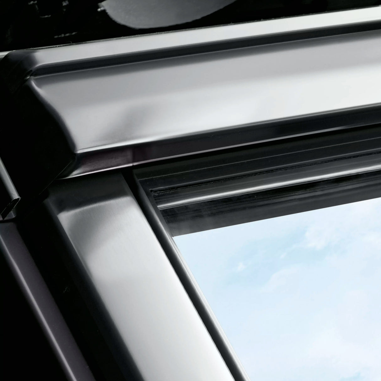 134x98 cm VELUX GGU UK04 0370 Manual Centre-Pivot Roof Window | White Polyurethane Maintenance Free | Double Glazed.